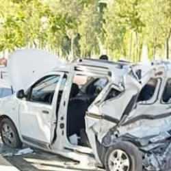 K&uuml;&ccedil;&uuml;k&ccedil;ekmece&rsquo;de ara&ccedil; ile servis minib&uuml;s&uuml; &ccedil;arpıştı: 4 yaralı