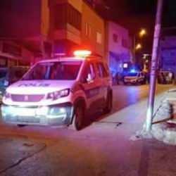 Polisin yakaladığı ş&uuml;pheliyi korumak i&ccedil;in polisi ezdi! Akıl dışı anlar kamerada...