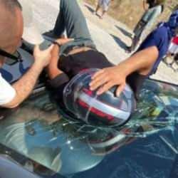 Motosiklet s&uuml;r&uuml;c&uuml;s&uuml; kendisine &ccedil;arpan otomobilin &uuml;st&uuml;nde ambulansı bekledi