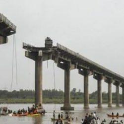 Hindistan'da korkun&ccedil; kaza! K&ouml;pr&uuml; &uuml;zerinde ara&ccedil; varken ayrıldı