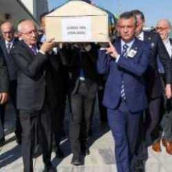 &Ouml;zg&uuml;r &Ouml;zel ile Kemal Kılı&ccedil;daroğlu cenaze t&ouml;reninde bir araya geldi