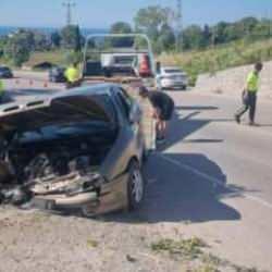 Sinop'ta otomobil duvara çarptı: 1'i bebek 3 yaralı