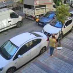 Sultangazi'de feci görüntü: Yola fırlayan çocuğa araba çarptı