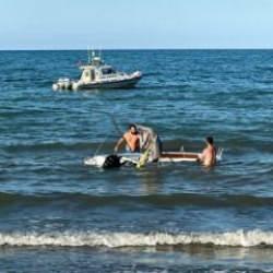 Tekne alabora oldu: 5 vatandaş denize d&uuml;şt&uuml;