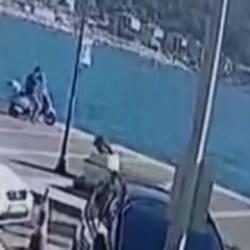 Yanlışlıkla gaza basan motosikletli denize u&ccedil;tu
