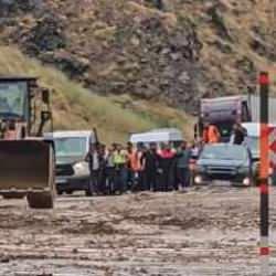 Y&uuml;ksekova-Van yolunda heyelan!