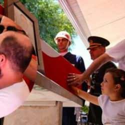 Yürek yakan fotoğraflar... 6 yaşındaki Deniz'den şehit babaya son veda!