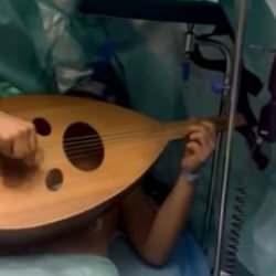 Beyin ameliyatında ud çalan hasta görenleri şaşırttı!