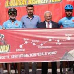 Aksaraylılar, şehit Ömer Halis Demir için pedal çeviren sporcuları uğurladı