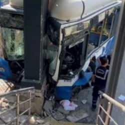 Ankara'da belediye otobüsü zincirleme kazaya karıştı: 20 yaralı!