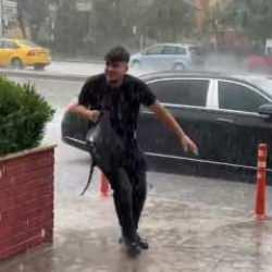 Ankara'yı sağanak ve dolu vurdu! Bir anda bastırdı, yollar göle döndü