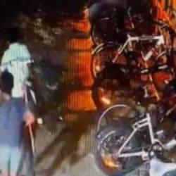 Bahçedeki 4 bisikleti saniyeler içinde çaldılar