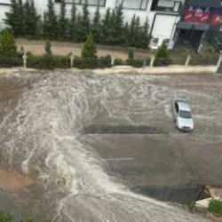 Başkentte sağanak ve fırtına hayatı olumsuz etkiledi