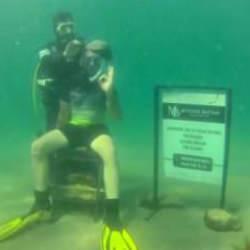 Denizin altında tıraş yaptı, 1 günde 1,5 milyon izlendi