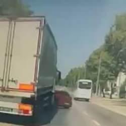 Bursa’da şok kaza: Otomobil, az kalsın tırın altına giriyordu 