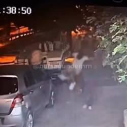 Bursa'da sokak terörü: Park halindeki arabaya zarar veren şehir eşkıyası pes dedirtti
