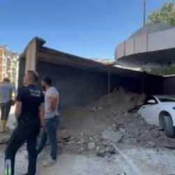 Hafriyat boşaltan kamyon, park halindeki otomobilin üstüne devrildi