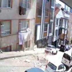 Kağıthane'de balkonun çöktüğü anlar kamerada: Bina tahliye edilip mühürlendi