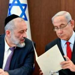 Netanyahu'ya b&uuml;y&uuml;k şok! Kanlı İsrail h&uuml;k&uuml;meti &ccedil;&ouml;kmek &uuml;zere! 2 partiden flaş karar