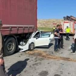 Otomobil, park halindeki TIR'a çarptı: 1 ölü, 5 yaralı