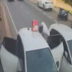 Otomobilden malzeme indiren market çalışanına araba çarptı