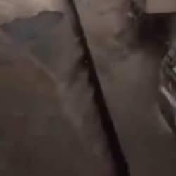 Sel suları evin duvarını patlattı!