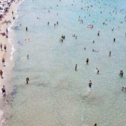 Sıcaktan bunalanlar akın etti! Sahiller doldu taştı