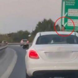 Trafikte dehşete düşüren görüntü: Havaya ateş açtılar
