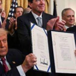 Trump alkışlar eşliğinde imzayı attı: En büyük devrim