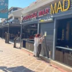 Turistlerin d&ouml;v&uuml;ld&uuml;ğ&uuml; işletme m&uuml;h&uuml;rlendi: Hesabı &ouml;demediler, bayrağımıza k&uuml;f&uuml;r ettiler