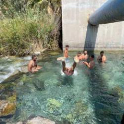 45 derece sıcakta buz gibi kaynak suyunda serinliyorlar