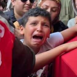 Yangın şehidinin oğlunun feryadı yürek dağladı