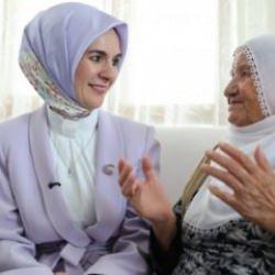 Bakan G&ouml;ktaş'tan 'Raife Babaanne'ye ziyaret: 'Duamı aldın ya, artık yorulmazsın'