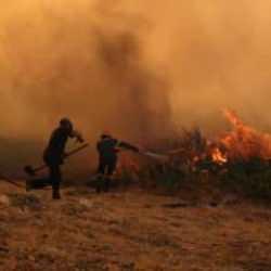 Yüksek sıcaklıklar etkili oluyordu...Komşuda yangın devam ediyor!