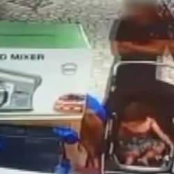 Anne görünümlü hırsızlık şaşırttı: Bebek arabasıyla geldi, rafları boşalttı 