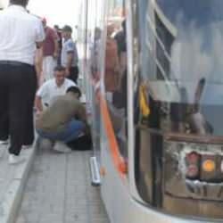 Antalya'da korku dolu anlar: Genç kıza tramvay çarptı!