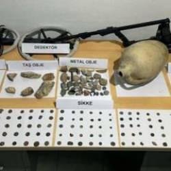 Baskın yapılan evden m&uuml;ze &ccedil;ıktı: 250 sikke, 404 tarihi eser