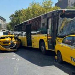 Beyoğlu'nda İETT otobüsü araçlara çarptı: 2 kişi yaralandı