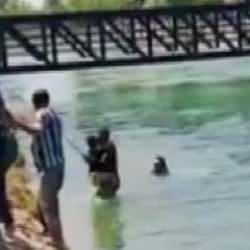 Boğulmak üzere olan çocuğu kurtardı! O anlar kamerada