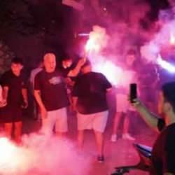 Ege'de bir şehir gece vakti futbol aşkıyla gündüzü yaşadı