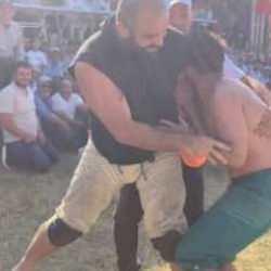 Er meydanından kahkaha sesleri: Pehlivan rakibi karıştırdı!