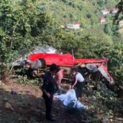 Giresun'da fındık işçilerini taşıyan araç şarampole yuvarlandı: 1 ölü, 9 yaralı
