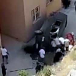 Hafif ticari araç sitenin bahçesine düştü