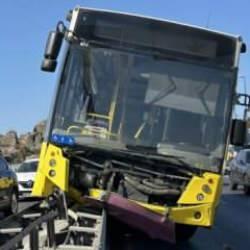 İETT otobüsü çelik bariyerlerde asılı kaldı