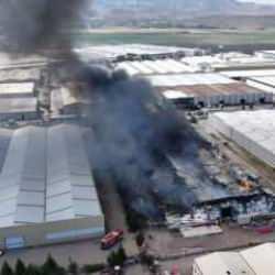 Kayseri'de fabrika yangını: Dumanlar gökyüzünü kapladı!