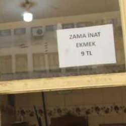 Komşu fırıncıya kızdı, ekmekte indirim yaptı