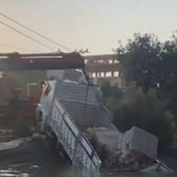 Mersin'de korkutan kaza: Freni patladı, sulama kanalına düştü!