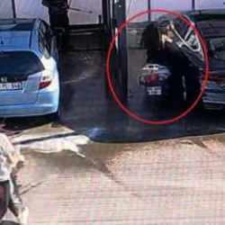 Motosikletli genç kız benzinlikte yıkanan otomobile çarptı