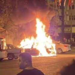 Muğla'da park halindeki iki otomobil ve bir elektrikli bisiklet yandı