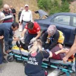 Otomobil virajı alamayıp yamaca çarptı; 4 yaralı